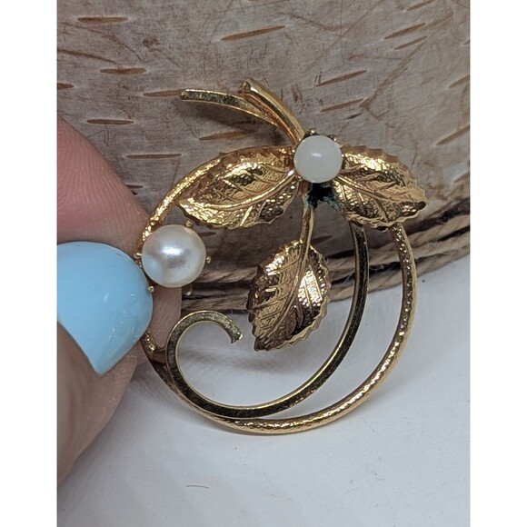 Vintage Gold Tone Textured White Faux Pearl Flower Circle Brooch Pin - Picture 3 of 6